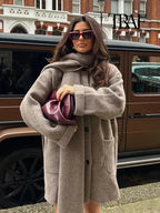 Manteau Court Tricoté avec Écharpe Intégrée