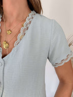 Blouse bleu vert détail dentelle