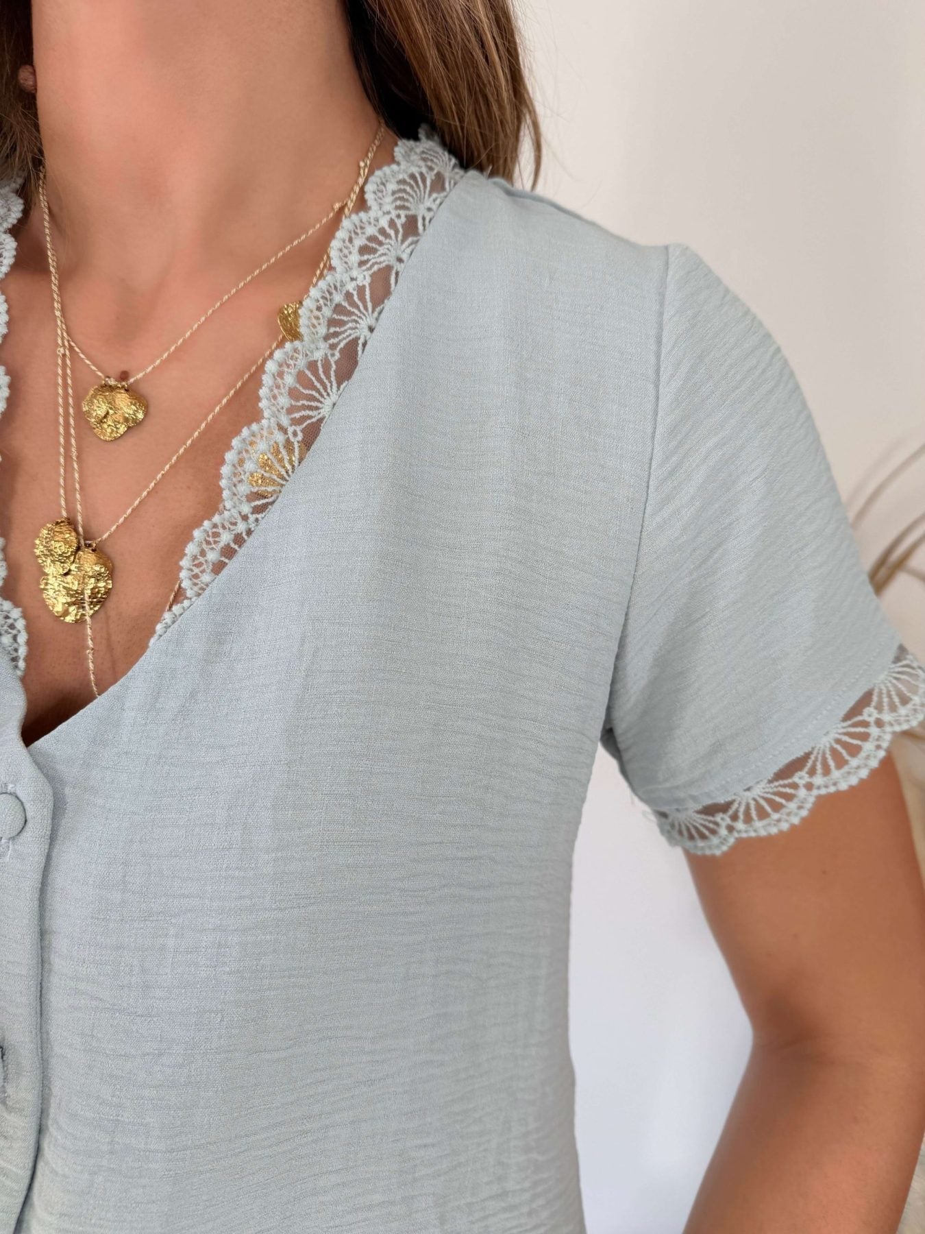 Blouse bleu vert détail dentelle