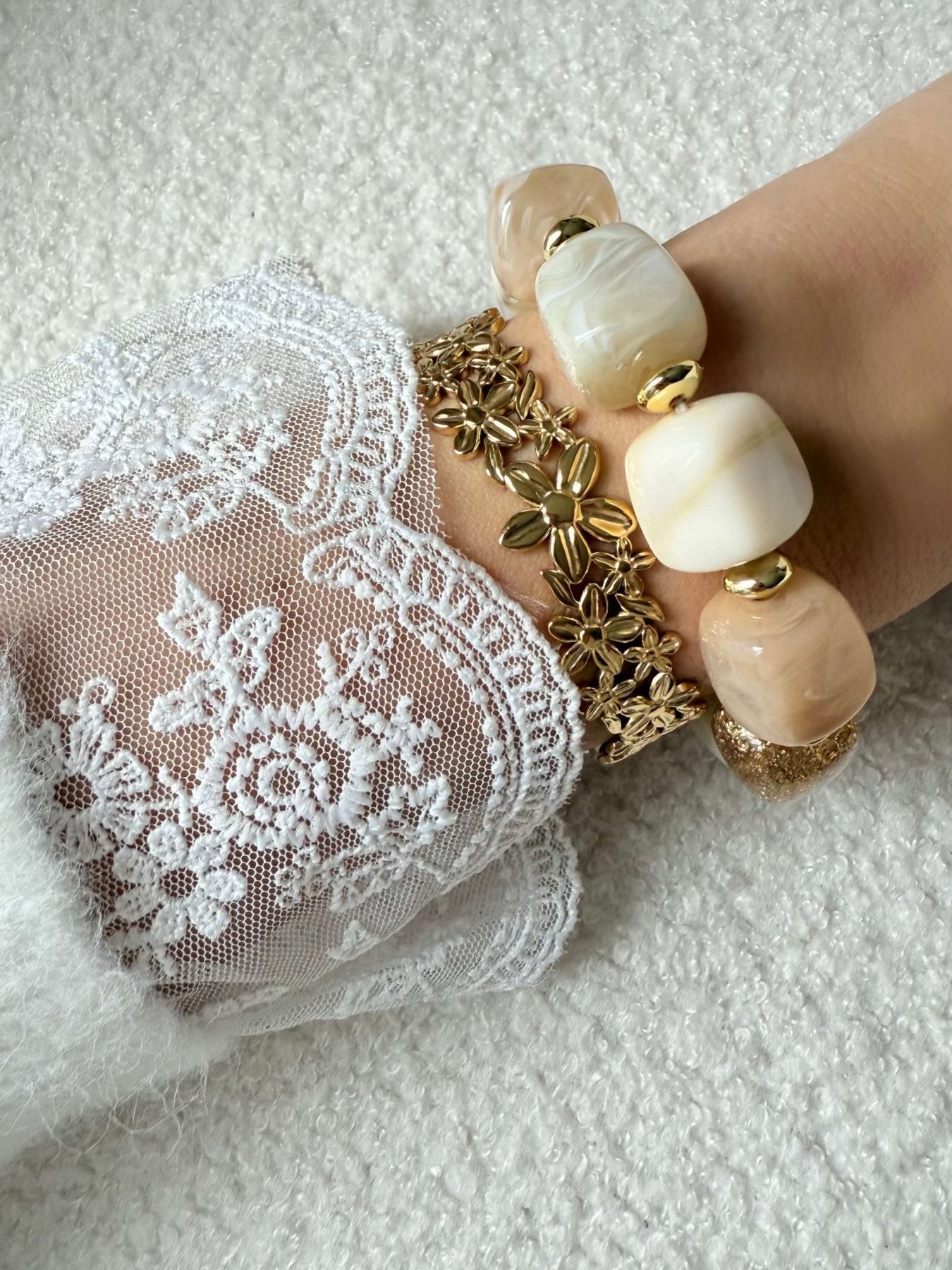 Bracelet doré à fleurs