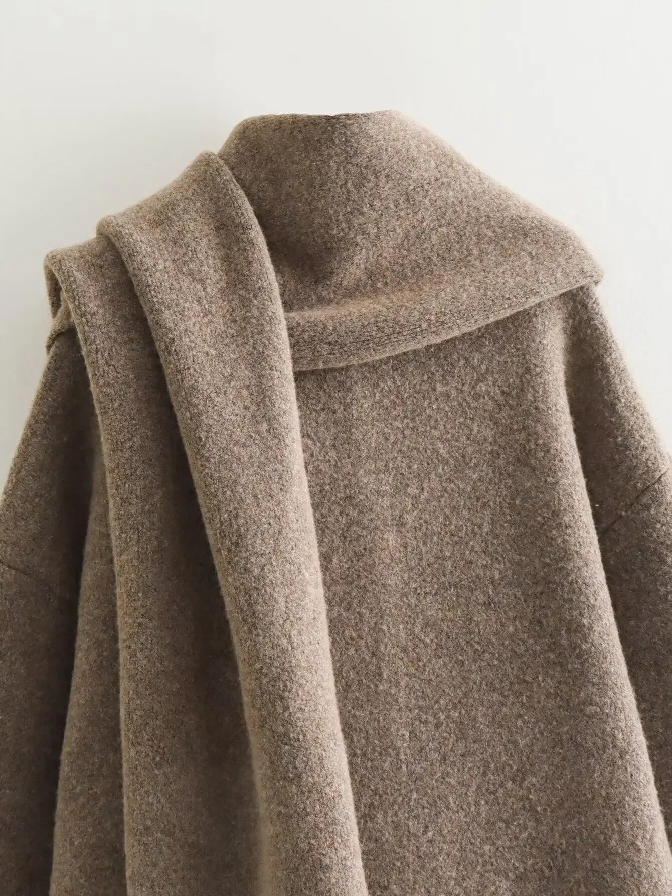 Manteau Court Tricoté avec Écharpe Intégrée