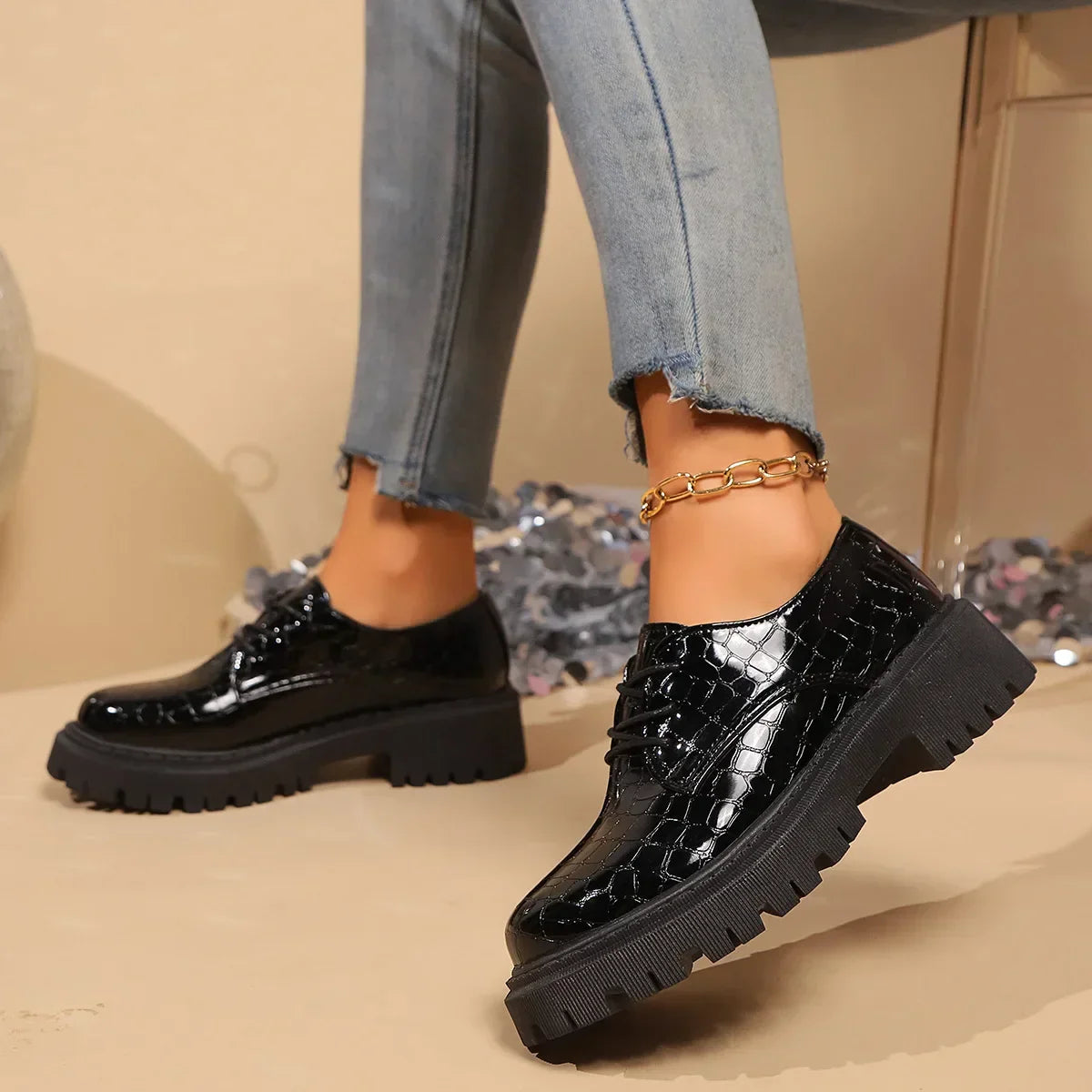 Velona – Derbies Contemporaines en Cuir Verni