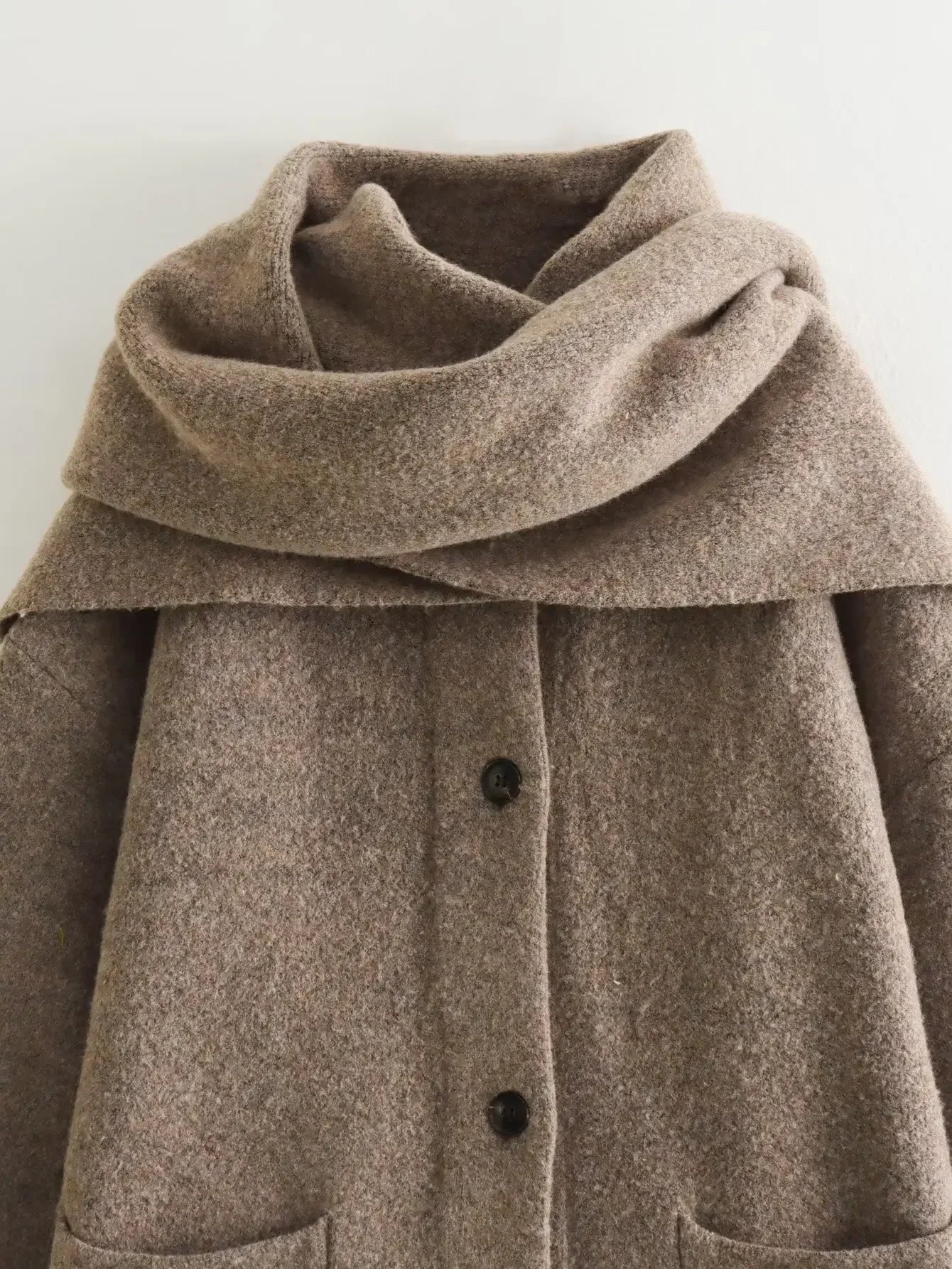 Manteau Court Tricoté avec Écharpe Intégrée