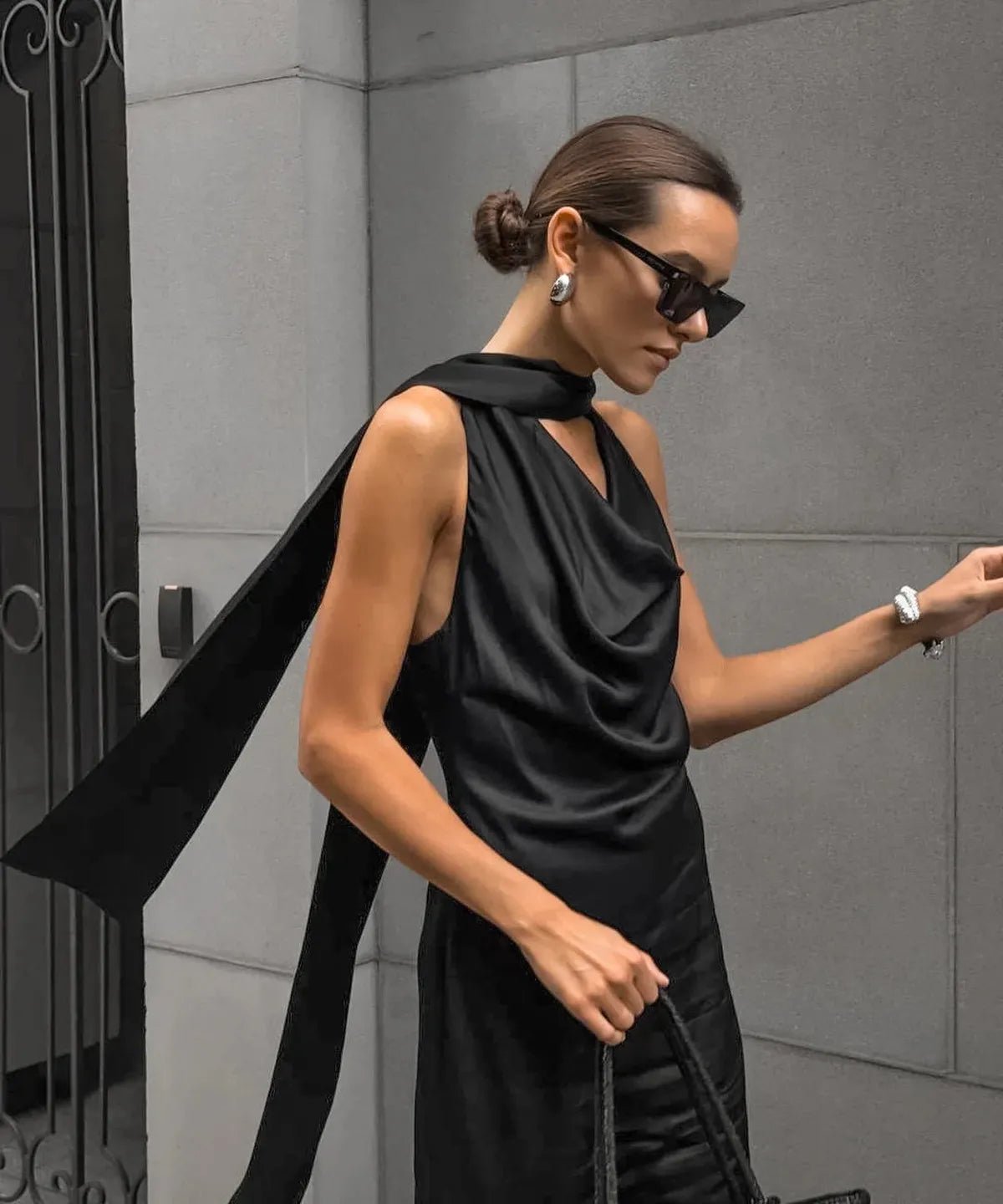 Camille | Robe Maxi Satin Noir Tendance Élégante