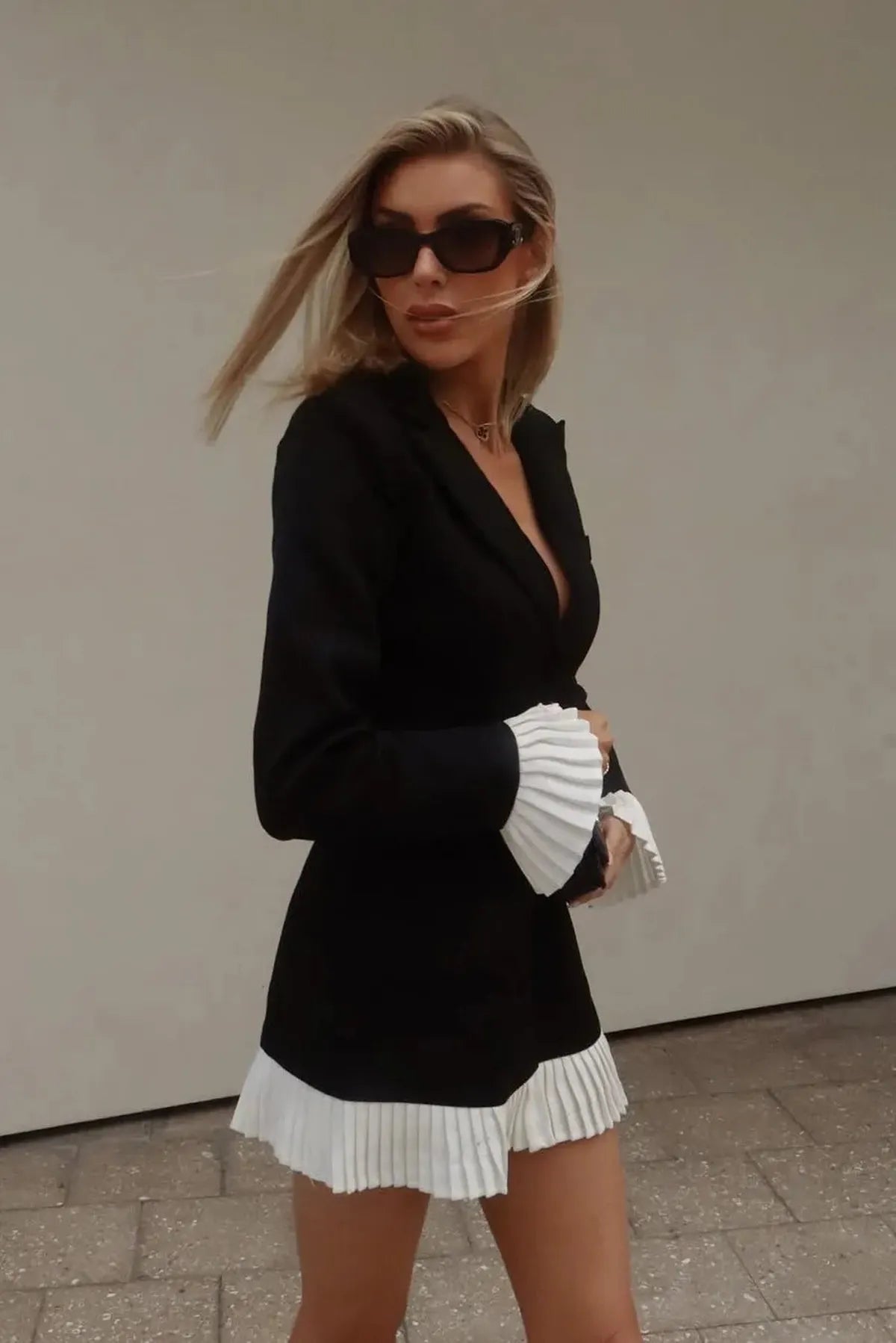Claire | Robe Mini Plissée Col V Tendance Éclatante