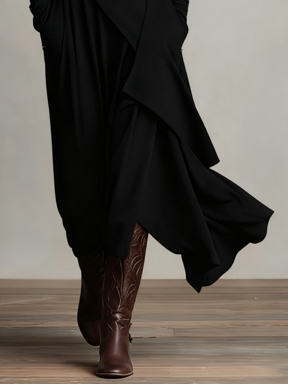 Robe longue asymétrique à col haut et plissé violet (collier non inclus)