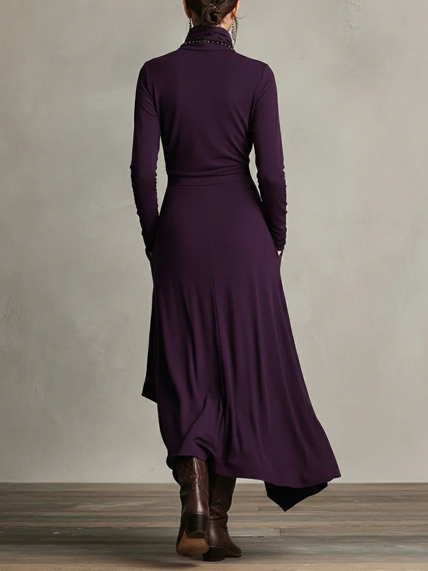 Robe longue asymétrique à col haut et plissé violet (collier non inclus)