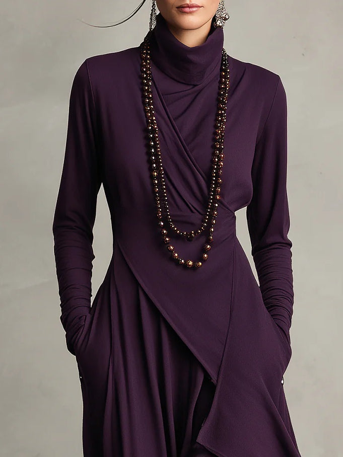 Robe longue asymétrique à col haut et plissé violet (collier non inclus)