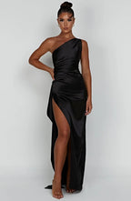 Auriane - Robe Satinée Plissée Avec Fente Et Épaule Asymétrique