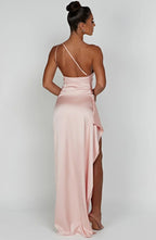 Auriane - Robe Satinée Plissée Avec Fente Et Épaule Asymétrique