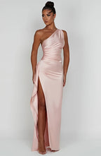 Auriane - Robe Satinée Plissée Avec Fente Et Épaule Asymétrique