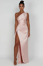 Auriane - Robe Satinée Plissée Avec Fente Et Épaule Asymétrique