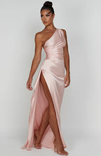Auriane - Robe Satinée Plissée Avec Fente Et Épaule Asymétrique