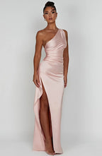 Auriane - Robe Satinée Plissée Avec Fente Et Épaule Asymétrique