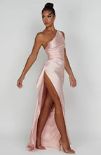 Auriane - Robe Satinée Plissée Avec Fente Et Épaule Asymétrique
