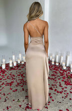 Auriane - Robe Satinée Plissée Avec Fente Et Épaule Asymétrique