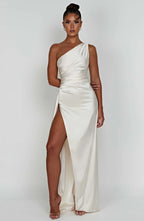 Auriane - Robe Satinée Plissée Avec Fente Et Épaule Asymétrique