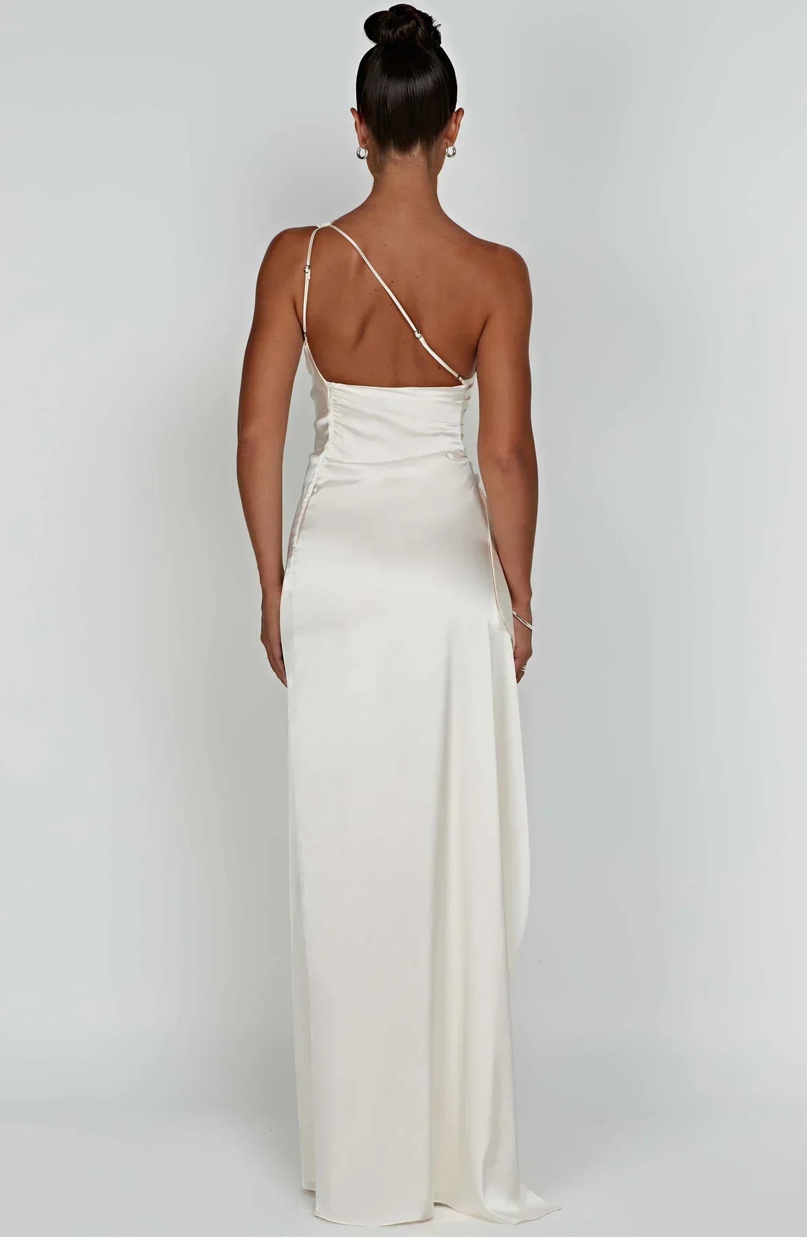 Auriane - Robe Satinée Plissée Avec Fente Et Épaule Asymétrique