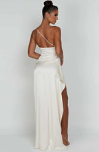 Auriane - Robe Satinée Plissée Avec Fente Et Épaule Asymétrique