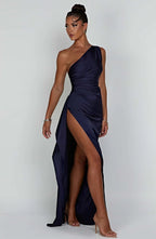 Auriane - Robe Satinée Plissée Avec Fente Et Épaule Asymétrique