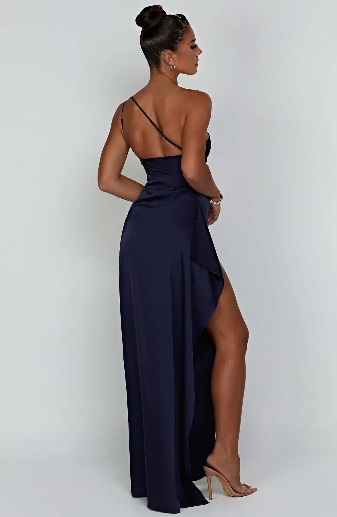 Auriane - Robe Satinée Plissée Avec Fente Et Épaule Asymétrique