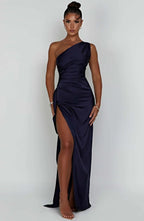 Auriane - Robe Satinée Plissée Avec Fente Et Épaule Asymétrique