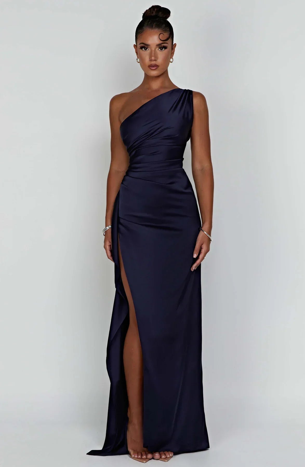 Auriane - Robe Satinée Plissée Avec Fente Et Épaule Asymétrique