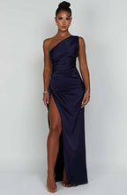 Auriane - Robe Satinée Plissée Avec Fente Et Épaule Asymétrique