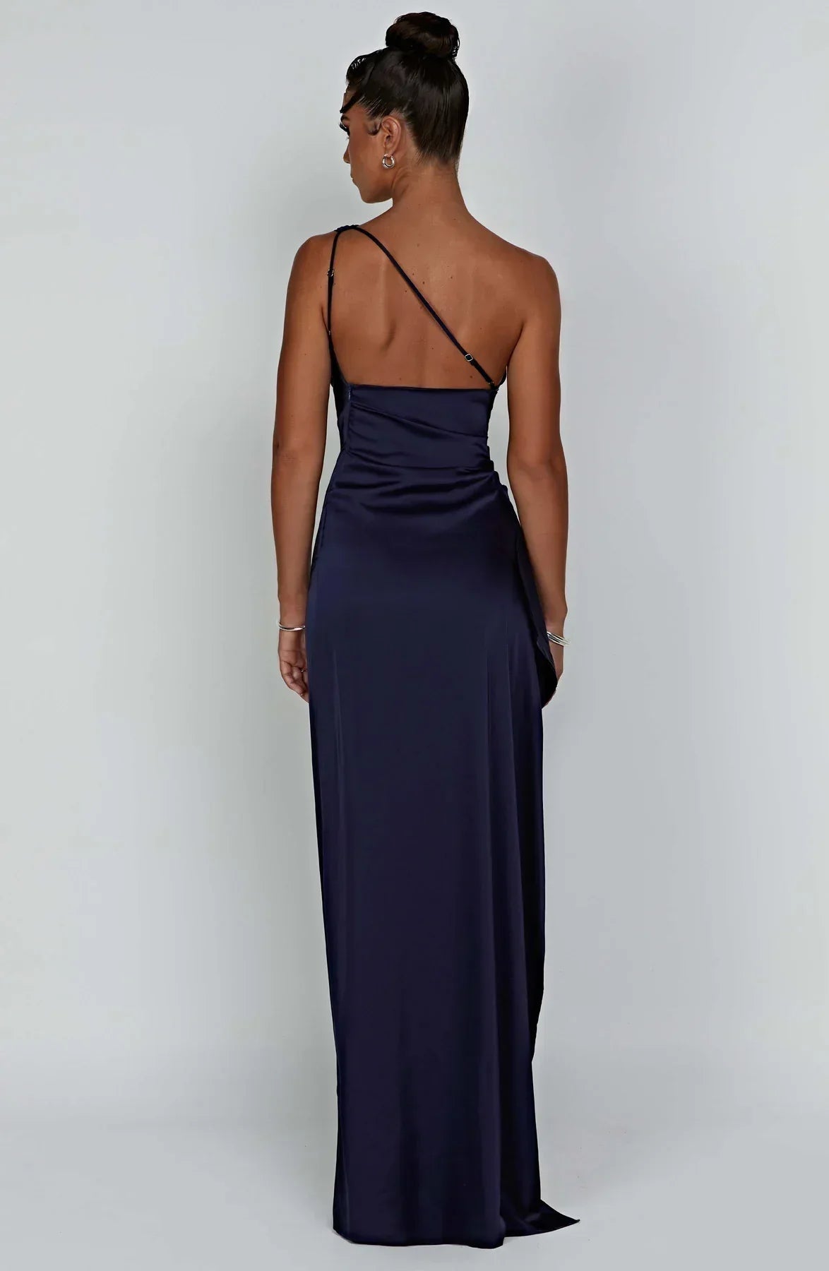 Auriane - Robe Satinée Plissée Avec Fente Et Épaule Asymétrique