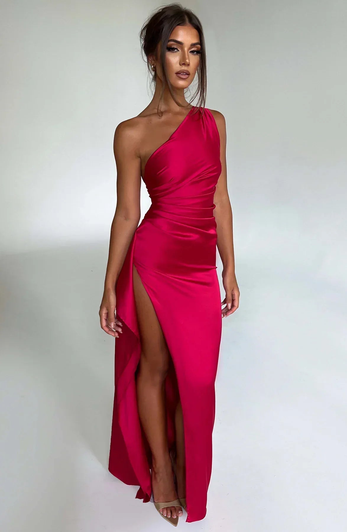 Auriane - Robe Satinée Plissée Avec Fente Et Épaule Asymétrique – Rouge