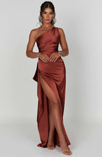 Auriane - Robe Satinée Plissée Avec Fente Et Épaule Asymétrique
