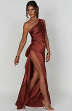Auriane - Robe Satinée Plissée Avec Fente Et Épaule Asymétrique