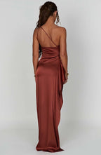 Auriane - Robe Satinée Plissée Avec Fente Et Épaule Asymétrique