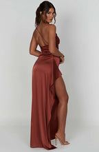 Auriane - Robe Satinée Plissée Avec Fente Et Épaule Asymétrique